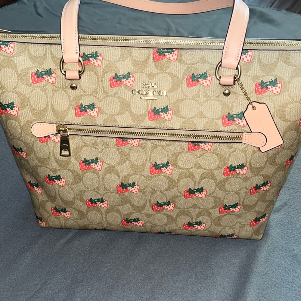 Coach Gallery Tote In Signature Canvas With Strawberry Print